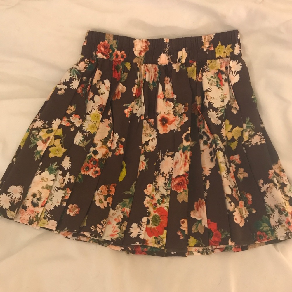 Cute floral mini skirt - pleated